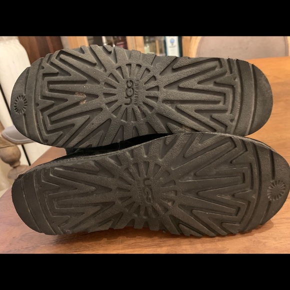 Woman’s Ugg Beckham Black Suede Sheepskin Boots - Picture 6 of 7